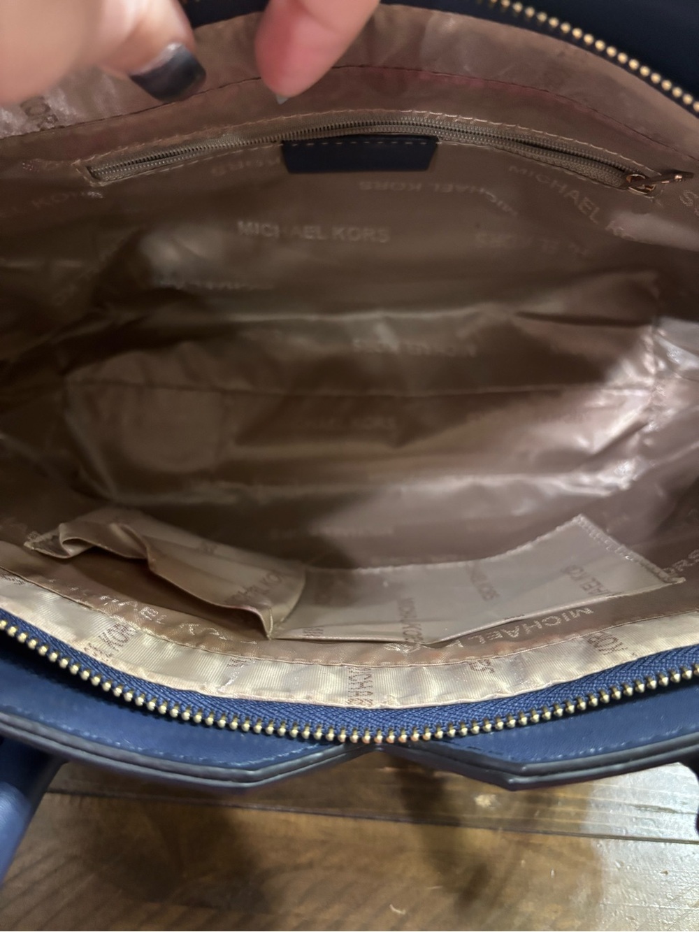 Michael Kors Navy Logo Tore with Matching Pouch - Picture 8 of 14